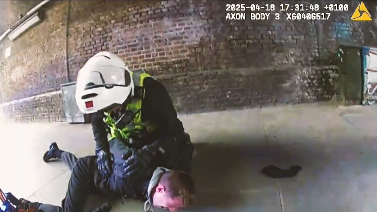 مطاردة دراماتيكية لشرطة لندن تنتهي باعتقال لص هواتف .. فيديو