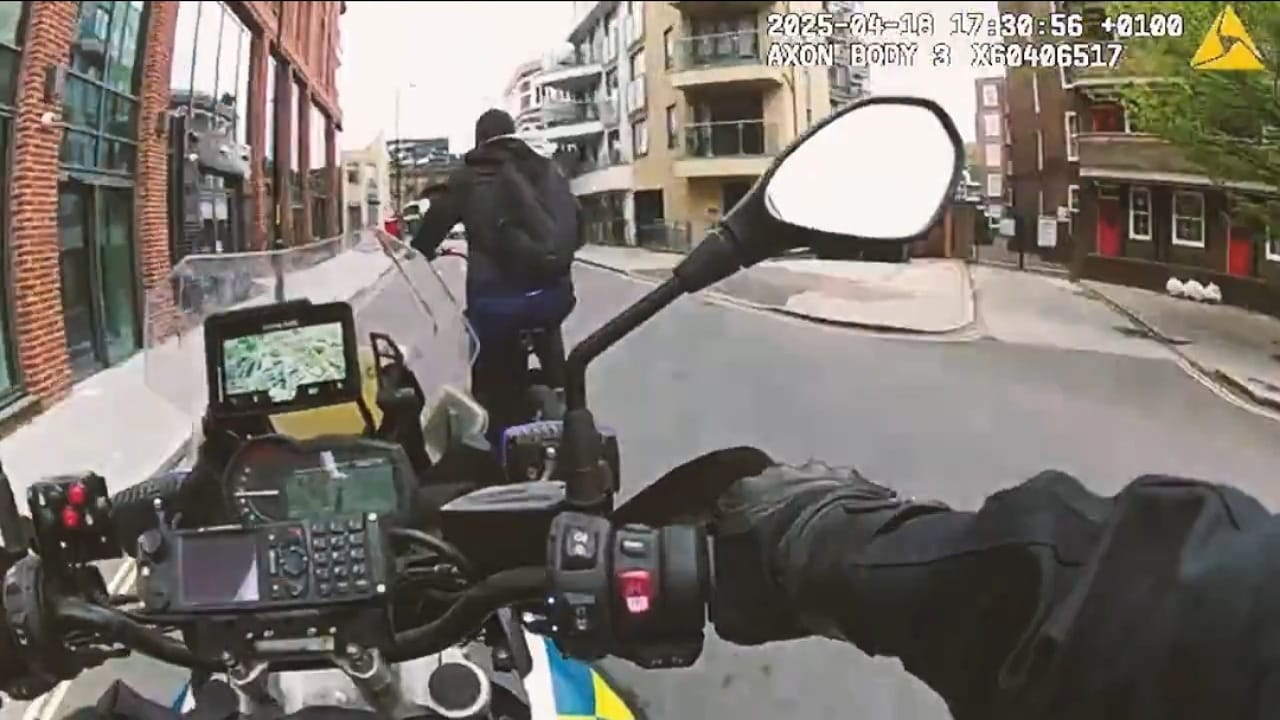 مطاردة دراماتيكية لشرطة لندن تنتهي باعتقال لص هواتف .. فيديو