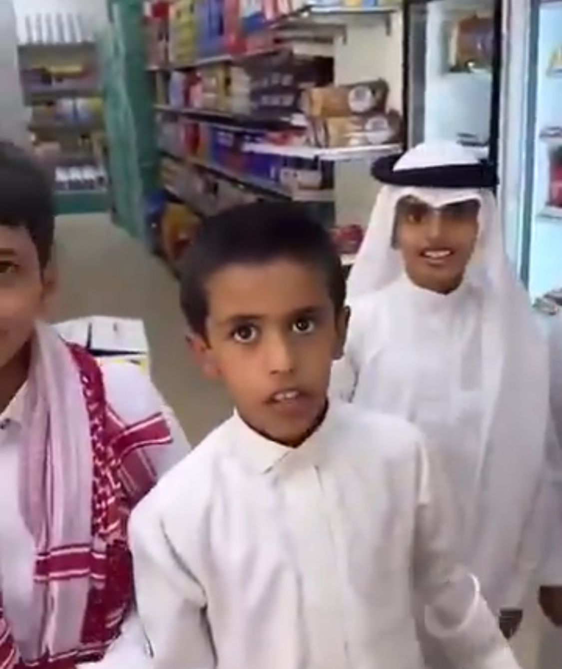 غازي الذيابي يسدد ديون أهالي قريته من خلال بقالات الديرة .. فيديو