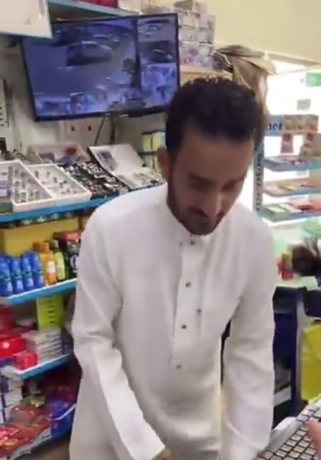 غازي الذيابي يسدد ديون أهالي قريته من خلال بقالات الديرة .. فيديو