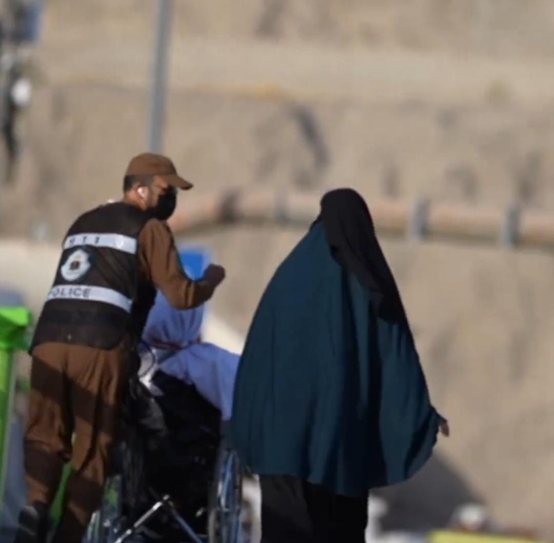 رجل أمن يخطف الأنظار بتصرفه مع مسنة من ذوي الاعاقة .. فيديو