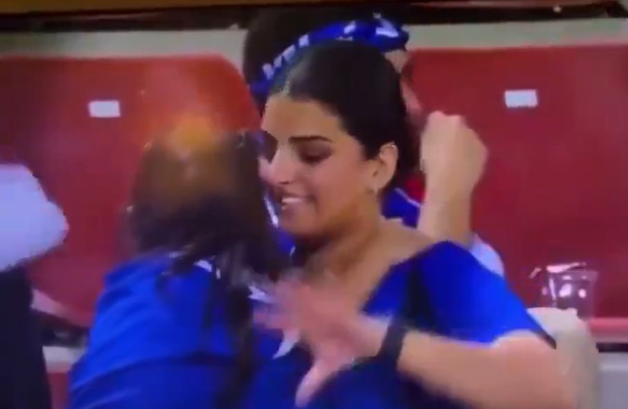 ردة فعل طريفة من مشجعة كويتية لـ طفلتها بعد خسارة الكويت .. فيديو