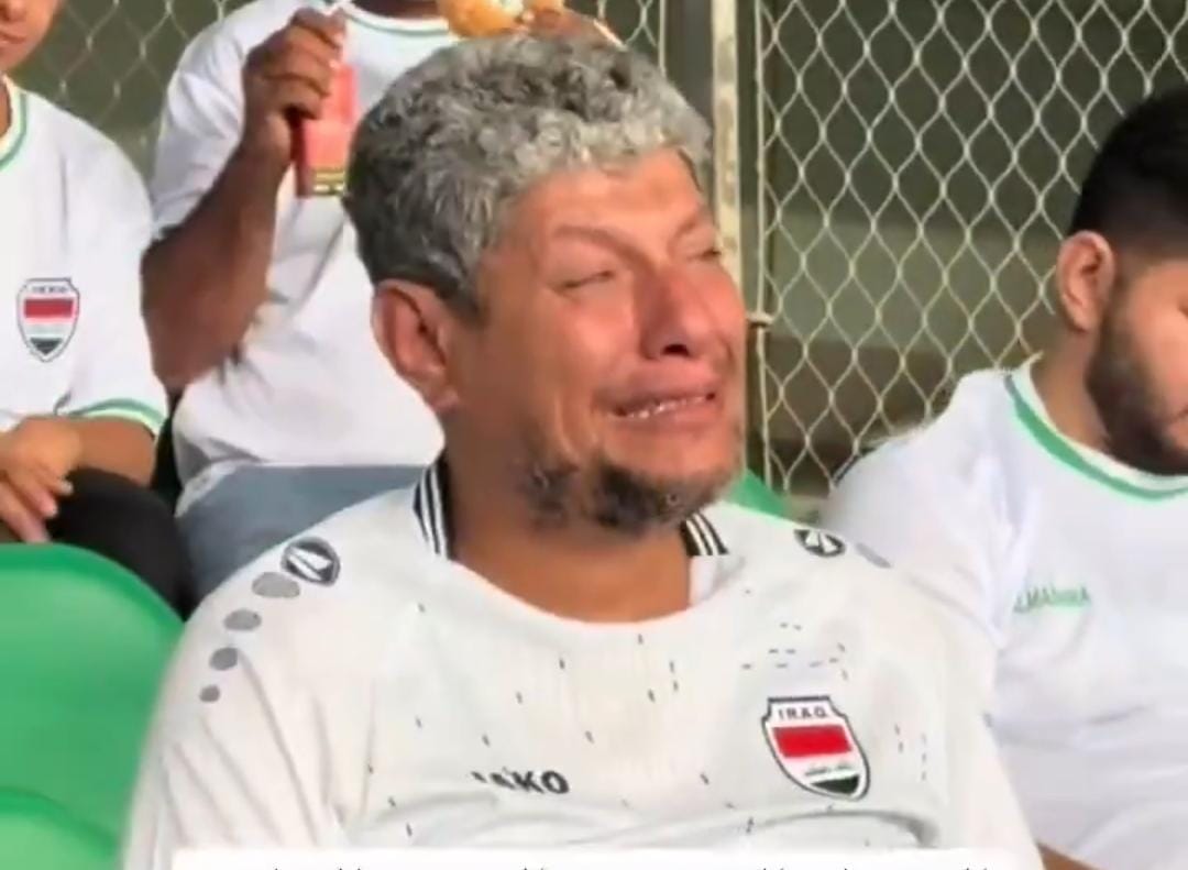 مشجع عراقي ينهار بالبكاء بعد ضياع حلم التأهل للمونديال .. فيديو