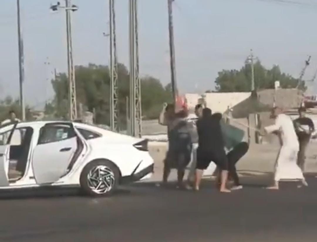 مشاجرة عنيفة بين مجموعة من الشباب في شوارع البصرة في وضح النهار .. فيديو