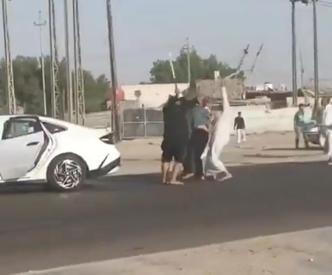 مشاجرة عنيفة بين مجموعة من الشباب في شوارع البصرة في وضح النهار .. فيديو