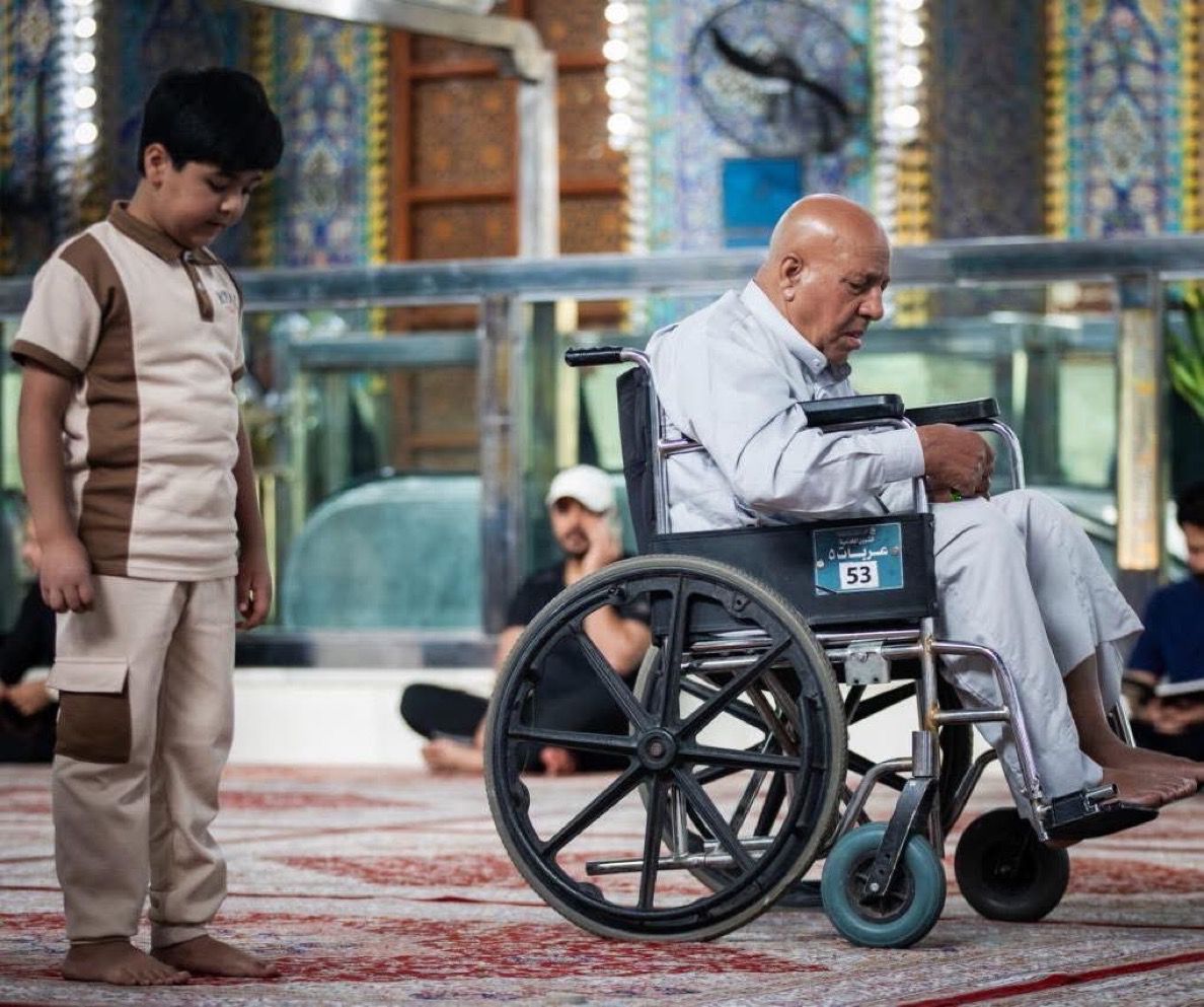 طفل وشيخ في صف واحد يجمعهما الخشوع وتوحدهما الصلاة .. صورة