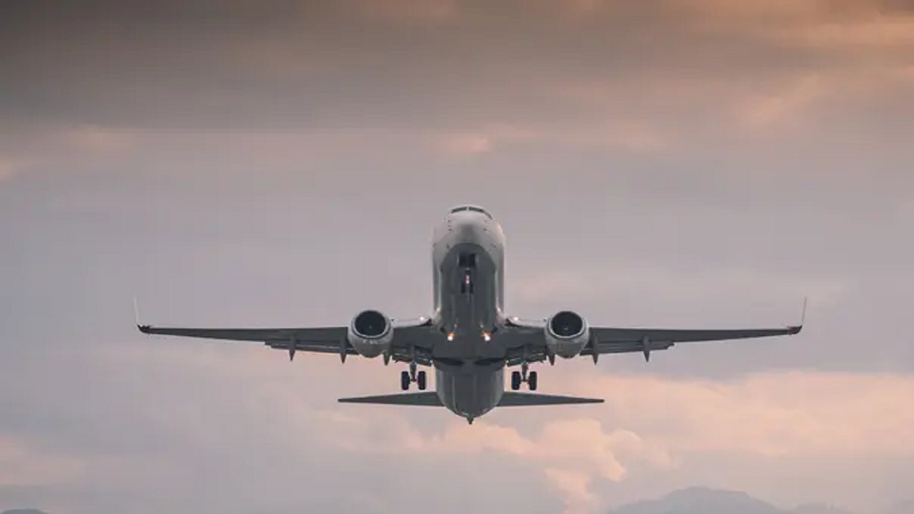 بلاغ بوجود قنبلة على رحلة بطيران الخليج المتجهة للكويت.. صور