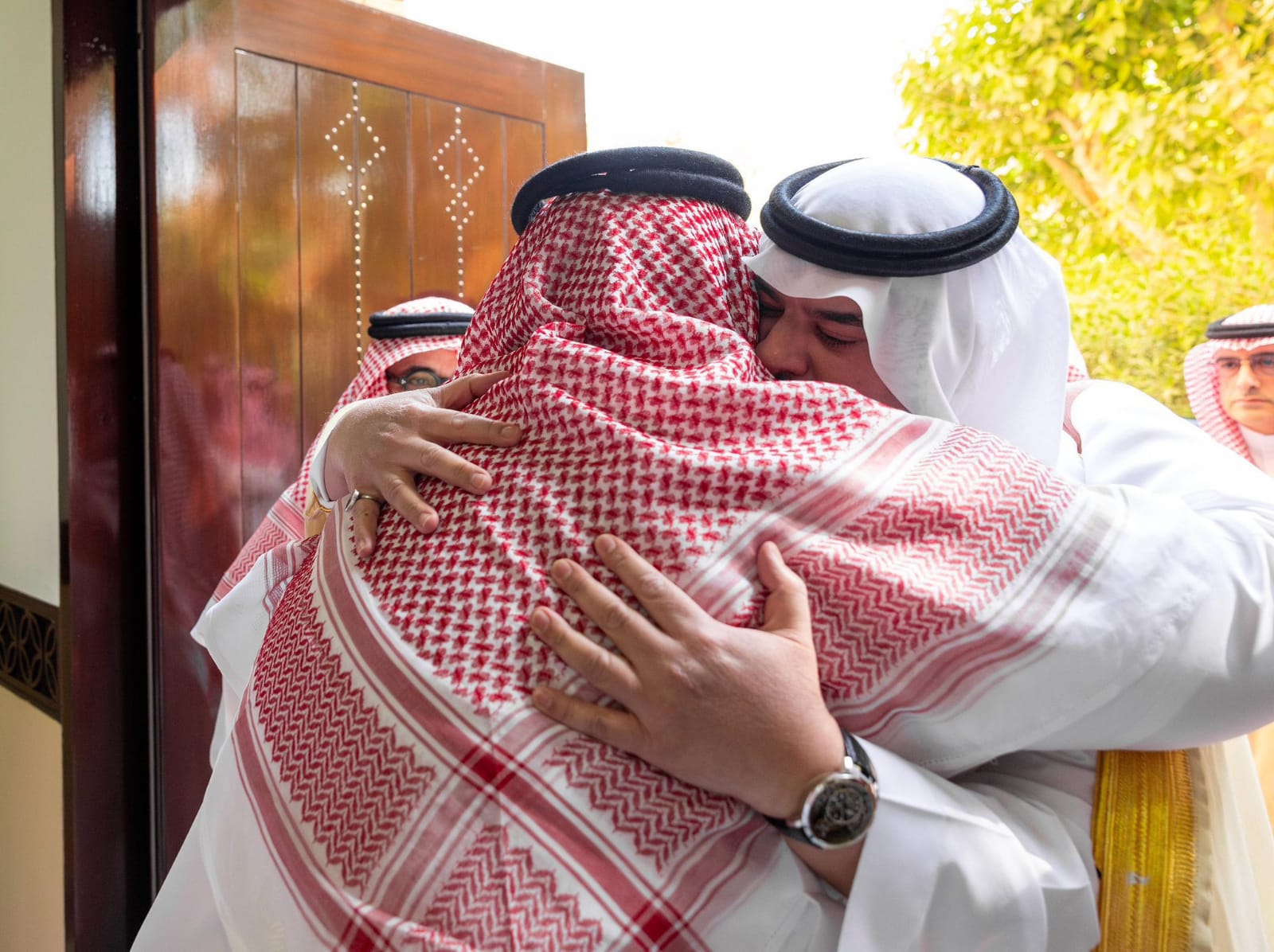 نائب أمير الرياض يؤدي صلاة الميت على الشيخ عبدالله القحطاني