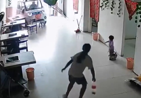 فتاة تتقذ أختها من سيارة محلهما.. فيديو