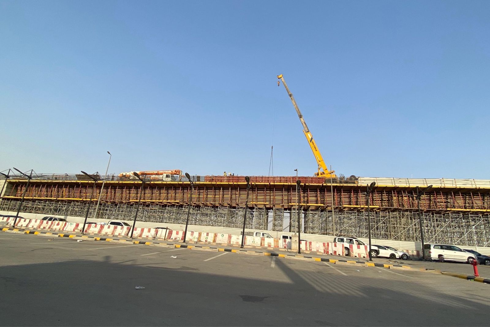 جانب من أعمال تطوير طريق النفود في الرياض .. صور