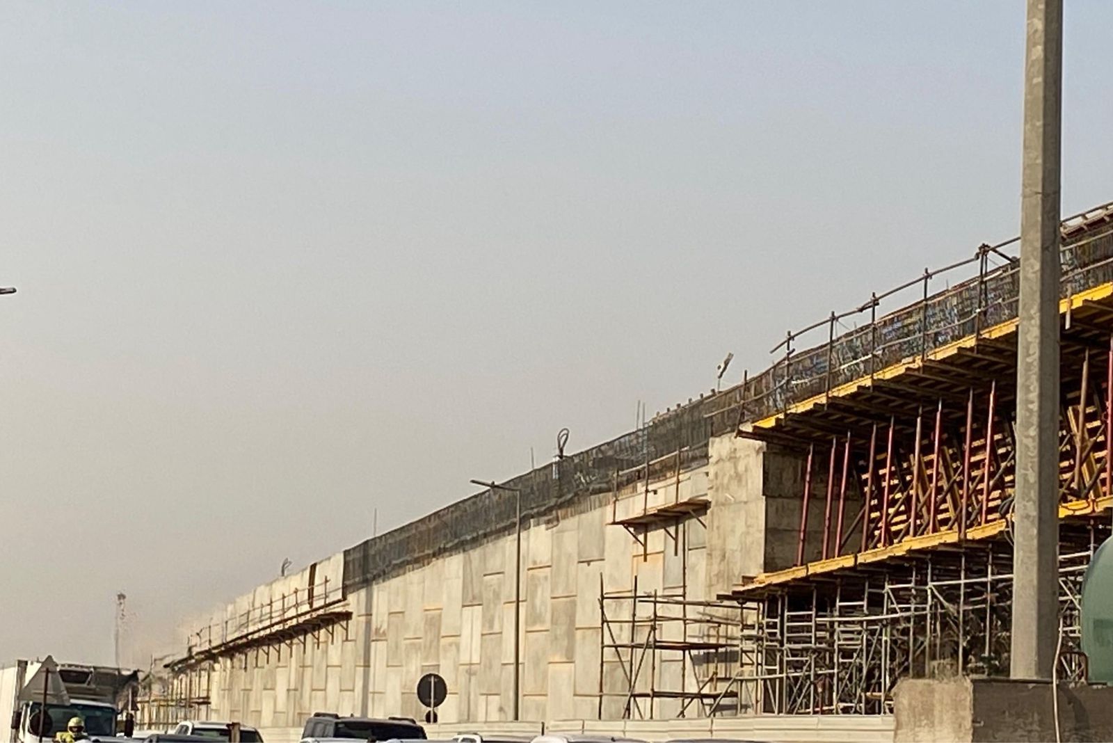 جانب من أعمال تطوير طريق النفود في الرياض .. صور