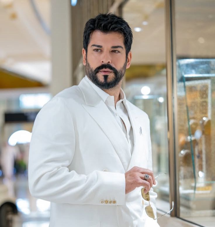 بوراك أوزجيفيت يدخل نادي المليارديرات ويتوج كأغنى ممثل في تركيا