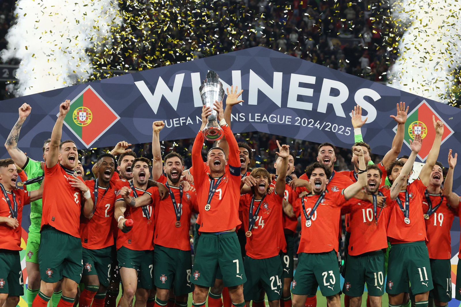 رونالدو يعود لمنصات التتويج مع البرتغال بعد موسمين ونصف دون بطولات مع النصر