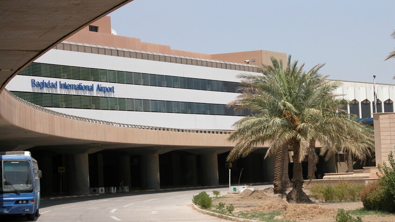 لحظة اندلاع حريق بطائرة تقل زوارًا لبنانيين في مطار بغداد.. فيديو