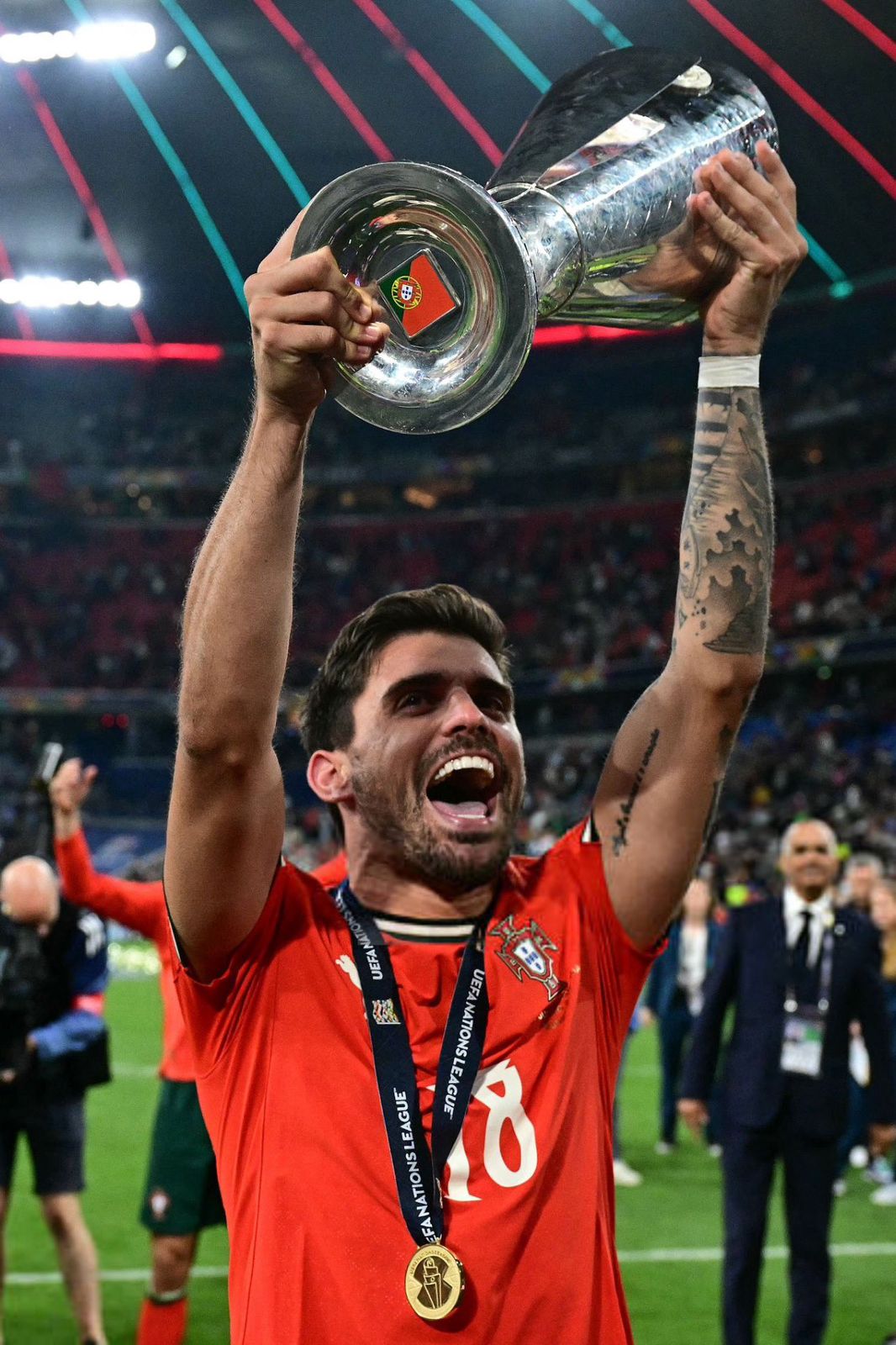 صحيفة ابولا البرتغالية: روبن نيفيز ارتدى زي البطل في ركلة الحسم ومنح البرتغال اللقب الثاني