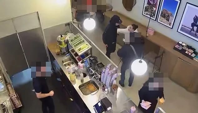 جنيفيف شينور تتصدى لسارق هاتفها بشجاعة داخل مقهى .. فيديو