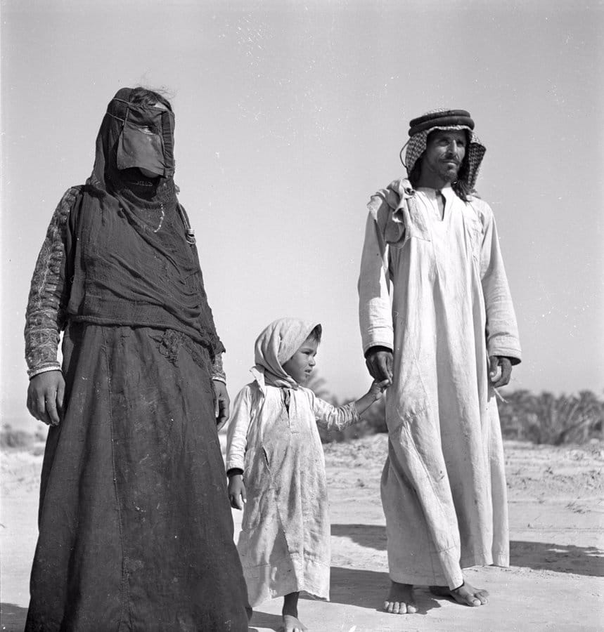 صورة لعائلة قروية بالقرب من القطيف عام 1947