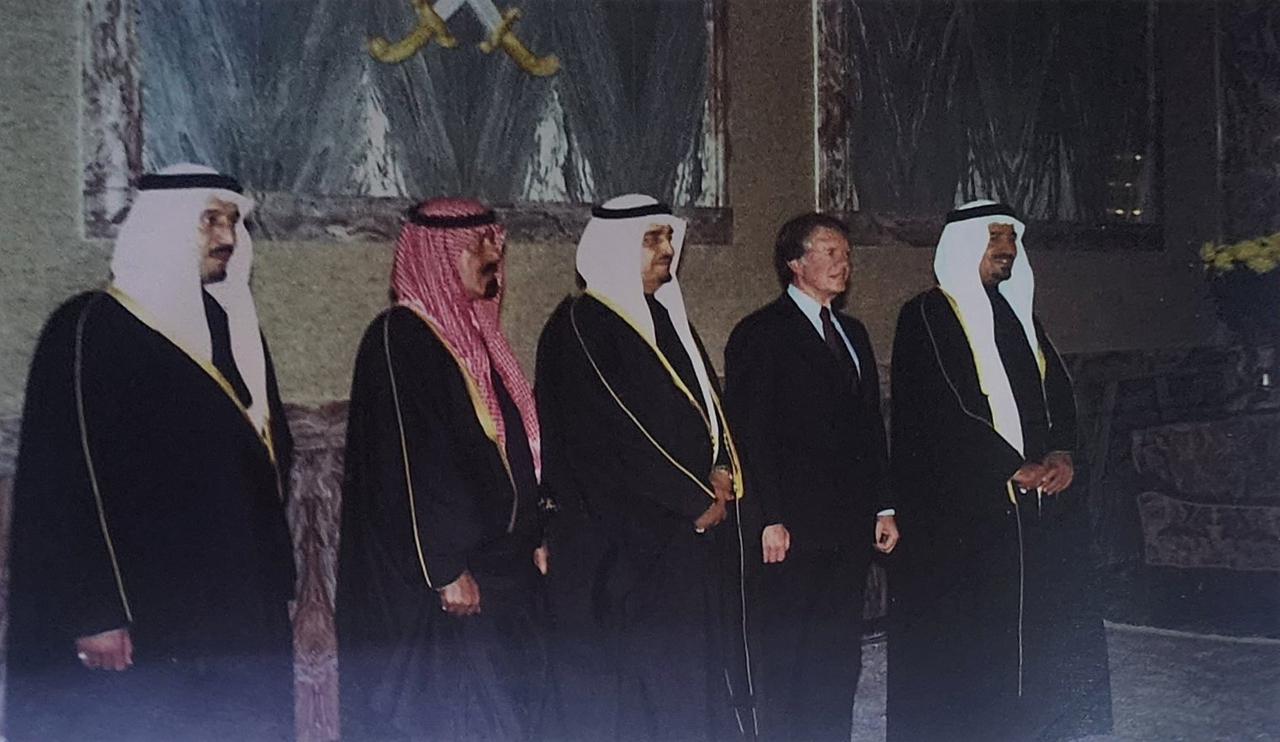 لقطة نادرة للملك خالد وهو في استقبال الرئيس الأمريكي كارتر في مطار الرياض