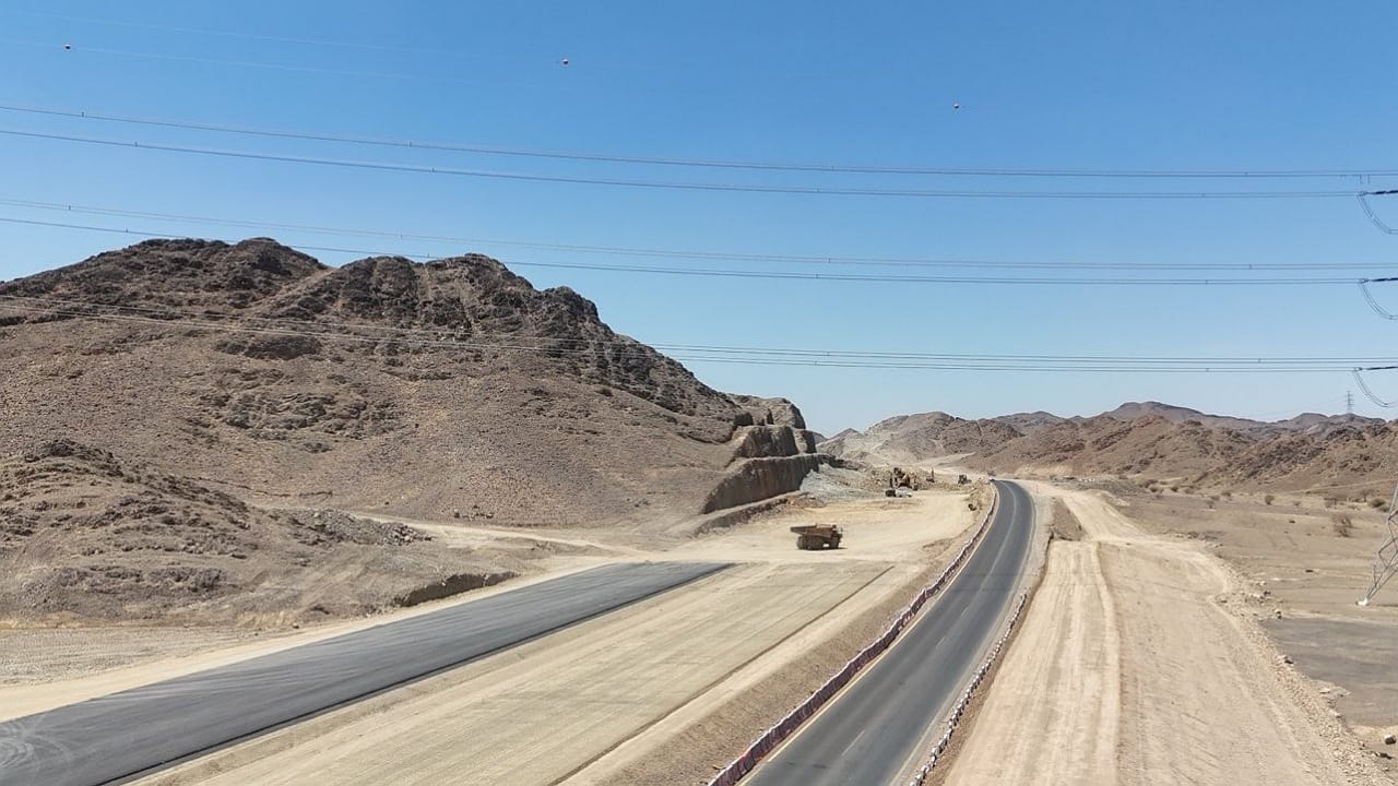 تواصل أعمال استكمال الطريق الدائري الثالث في المدينة المنورة .. صور