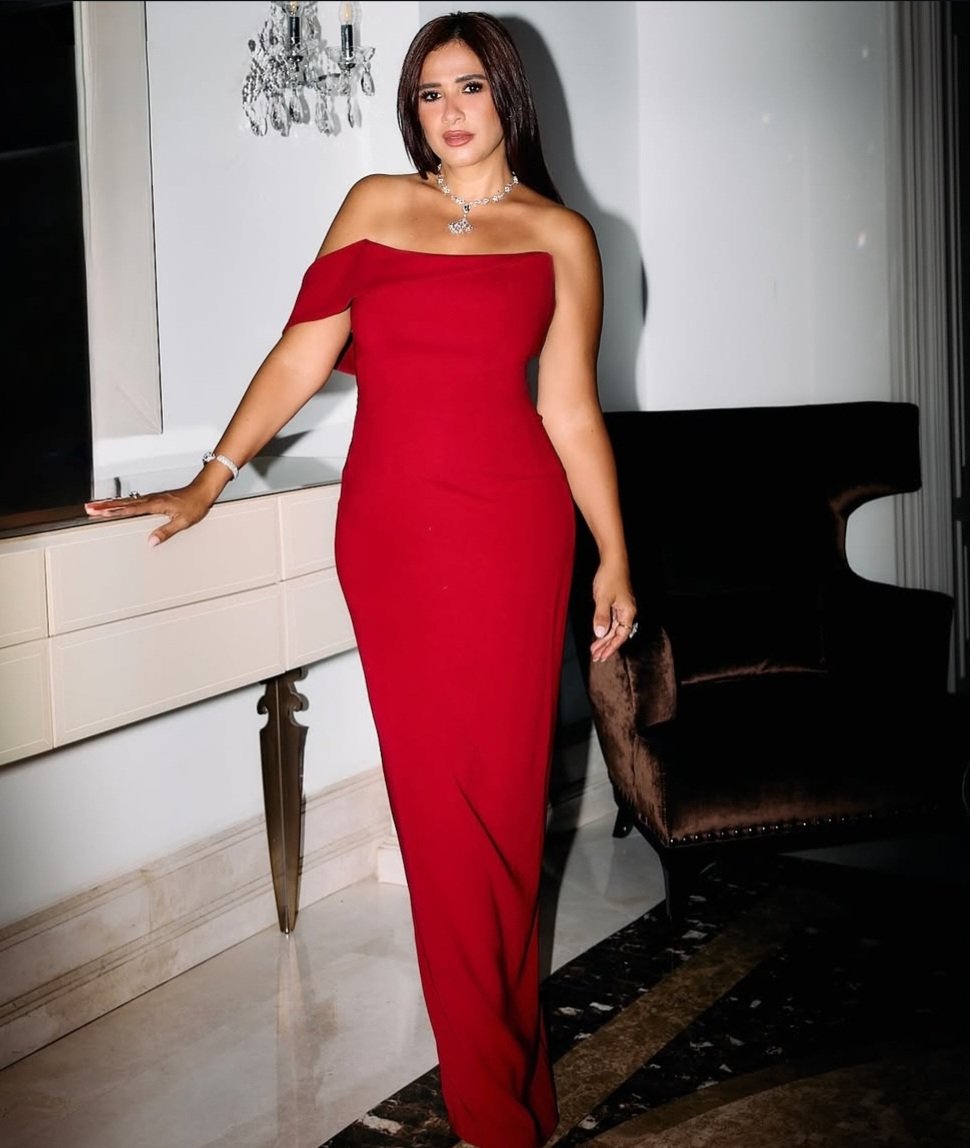 ياسمين عبد العزيز تخطف الأنظار بإطلالة أنيقة باللون الأحمر