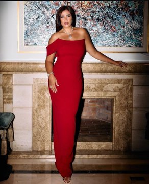 ياسمين عبد العزيز تخطف الأنظار بإطلالة أنيقة باللون الأحمر