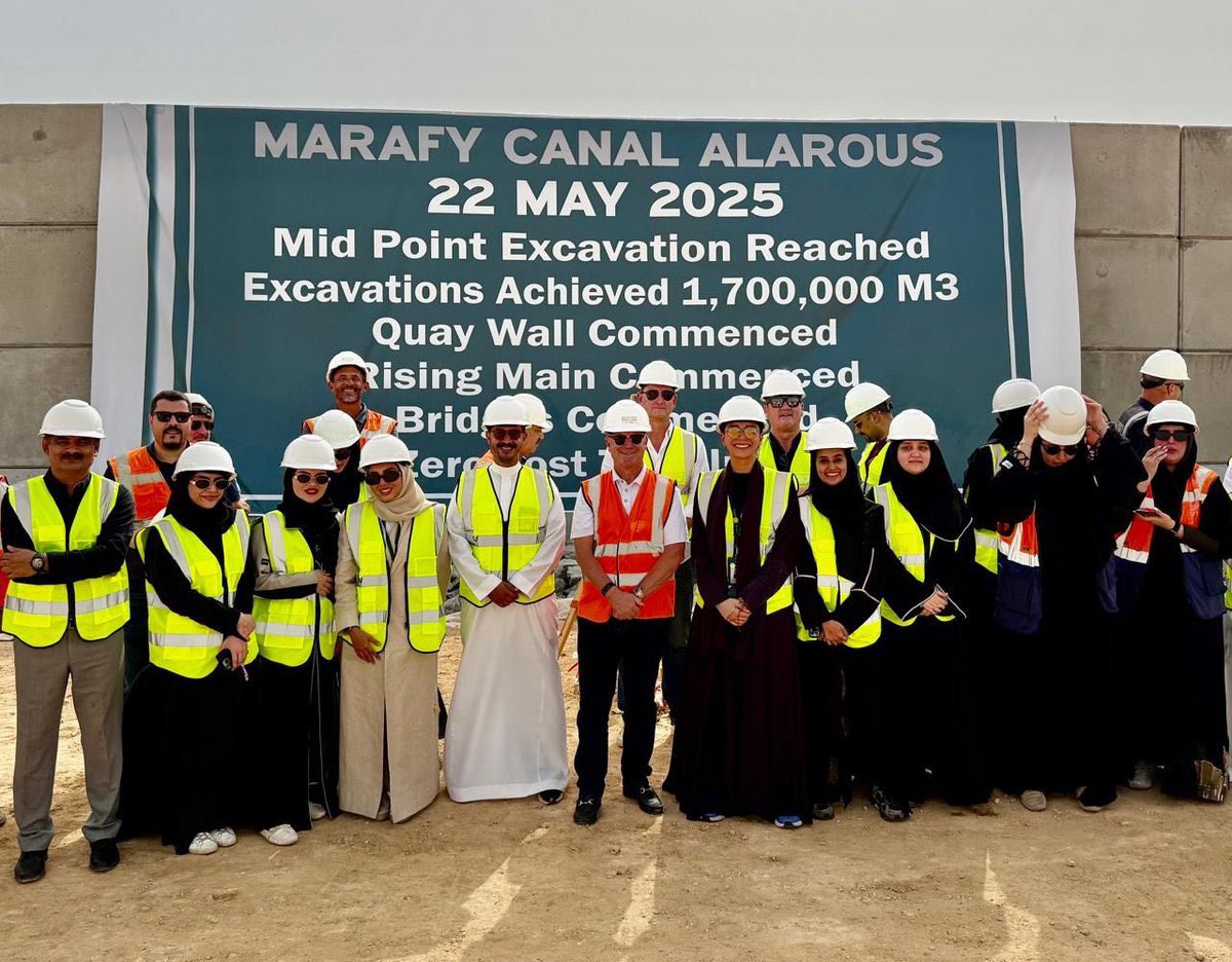 بدء أعمال تنفيذ القناة المائية والجسور في مشروع مرافي .. صور