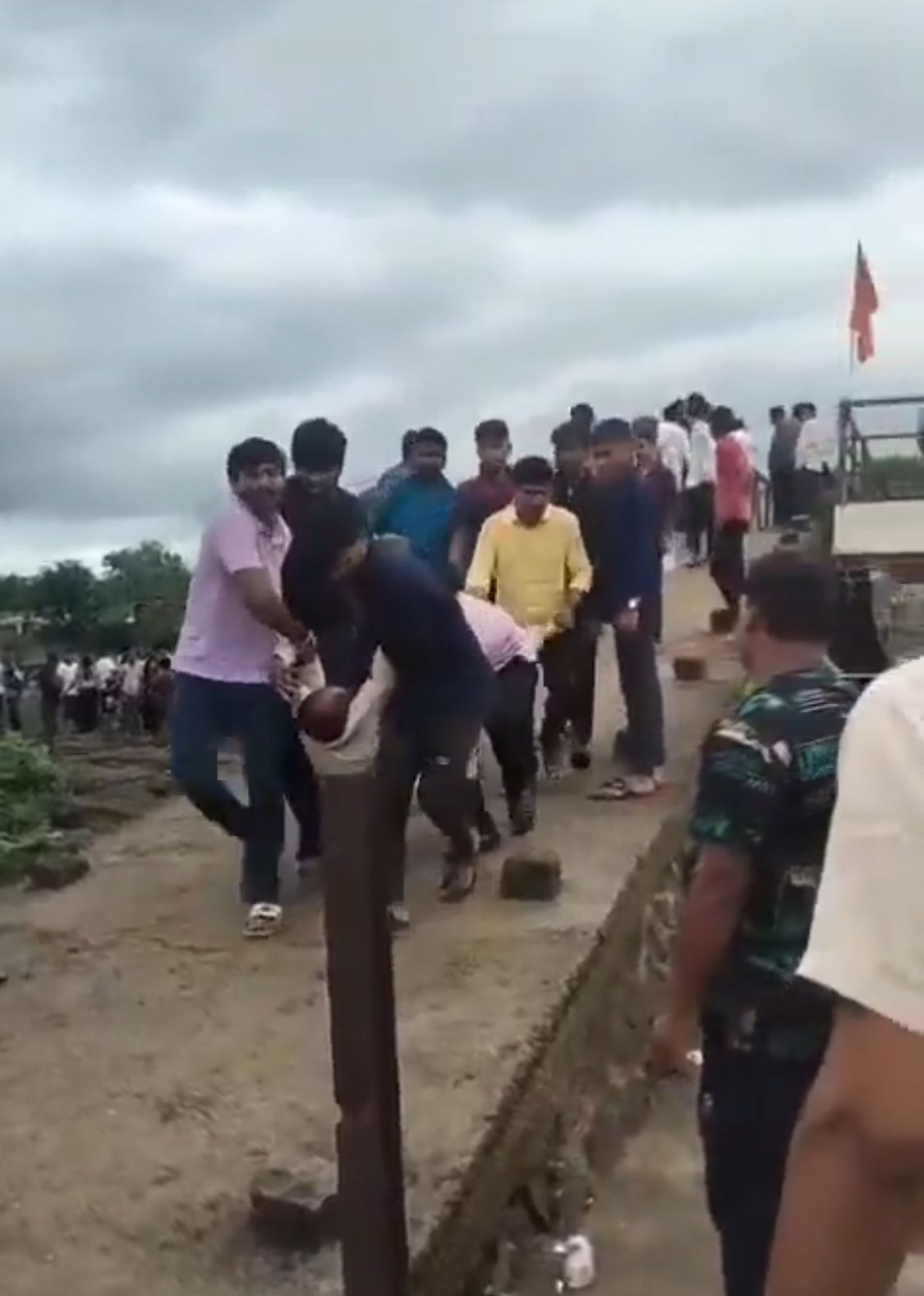 مصرع 6 سياح في حادث انهيار جسر قديم .. فيديو