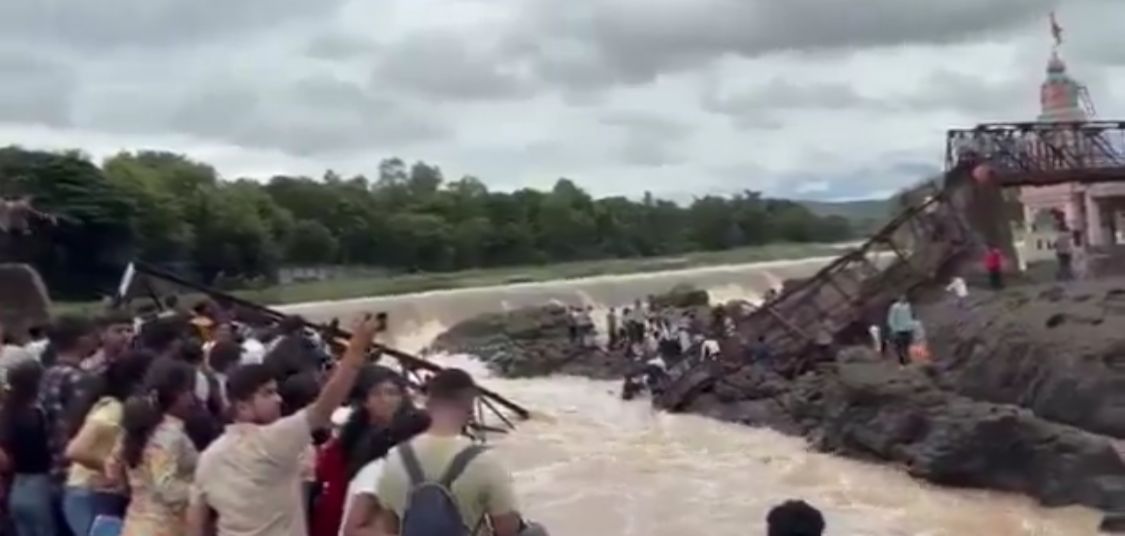 مصرع 6 سياح في حادث انهيار جسر قديم .. فيديو