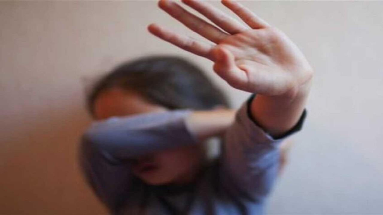 أب يسحل ابنته وسط الشارع بسبب علاقة مع شاب