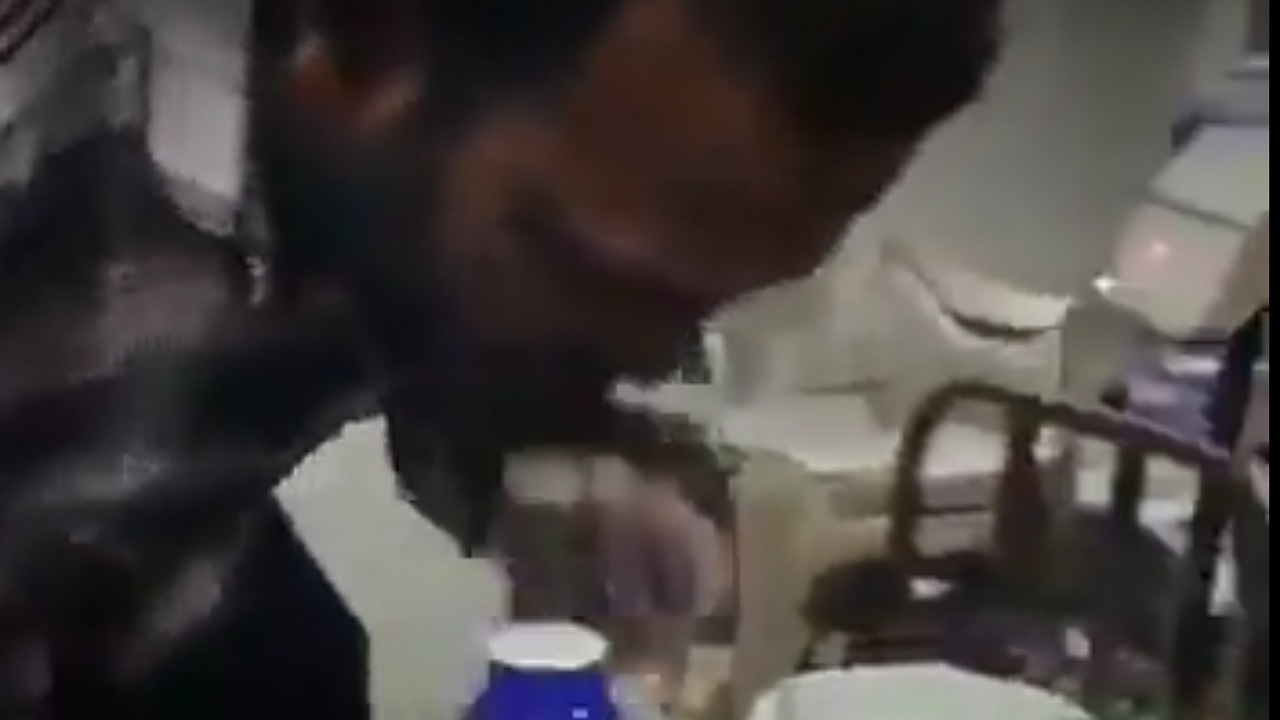 أحد بائعي الحليب بالهند يختبر جودته بطريقة غريبة .. فيديو