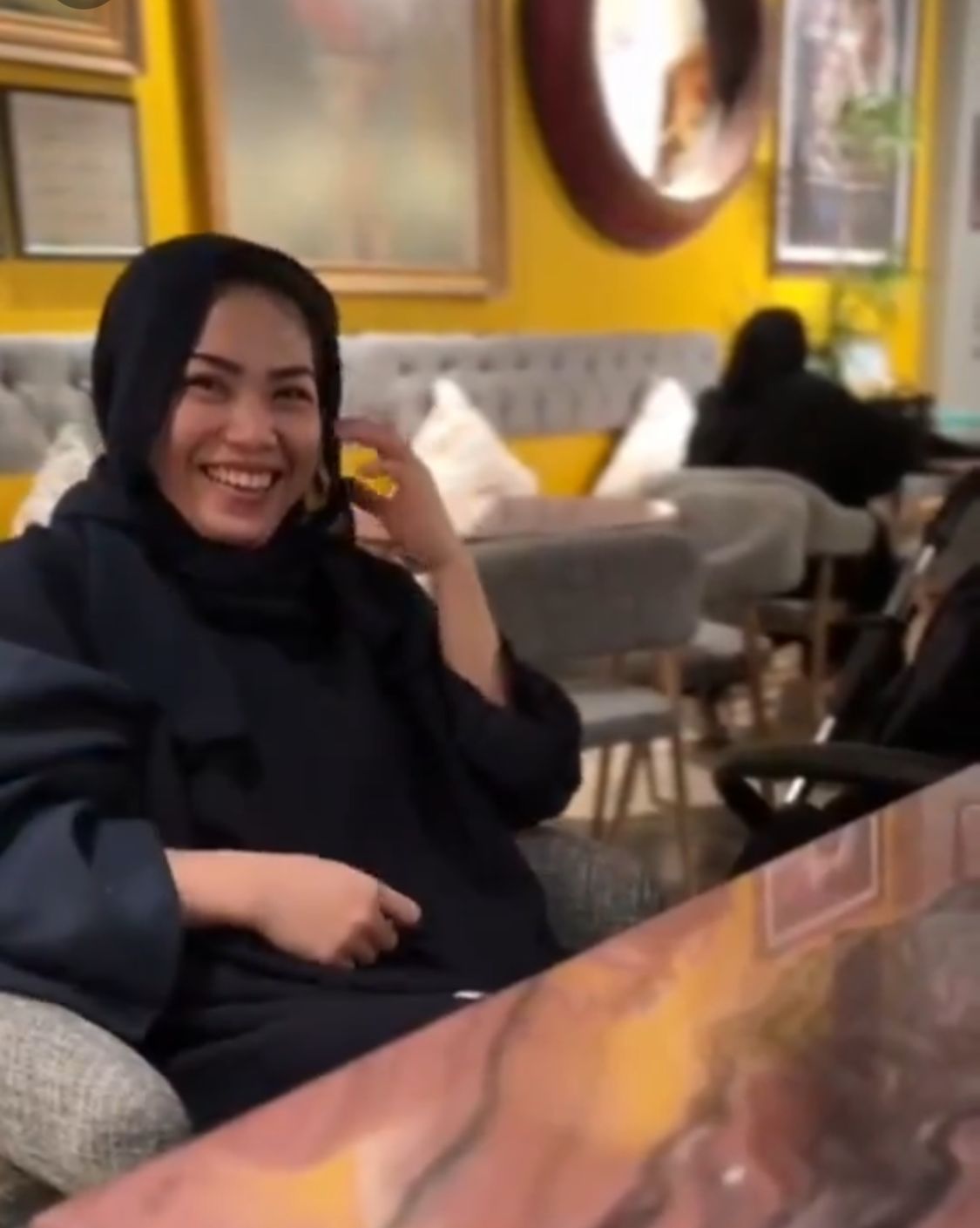 فتاة تفاجئ عاملتها بهاتف جديد والأخيرة تعبر عن فرحتها بالدموع .. فيديو