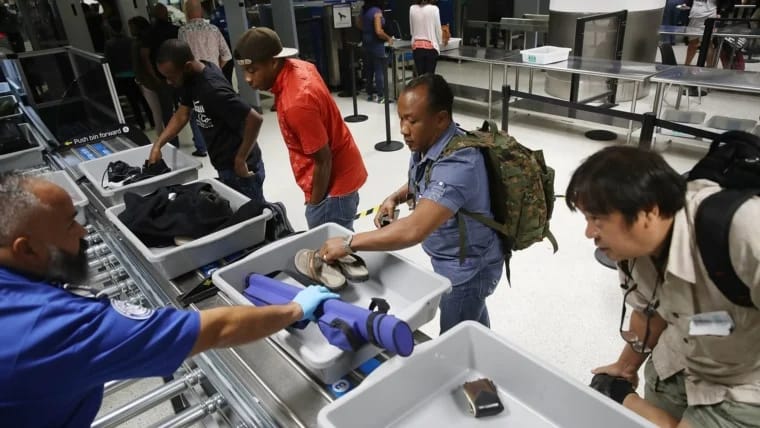 خبيرة سفر تحذر من خطأ شائع قد يعرض هاتفك للسرقة في المطار