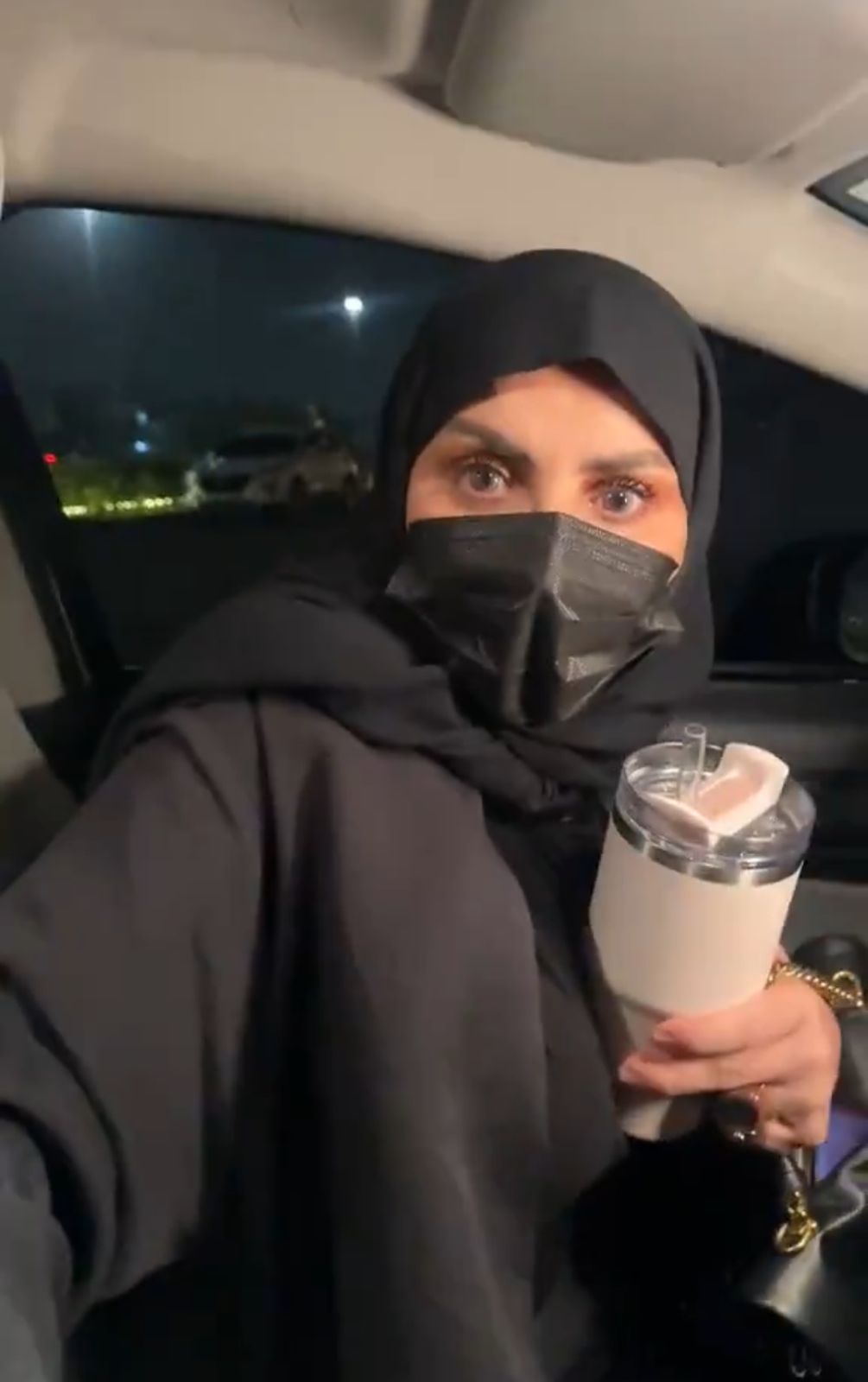 أم تنفجر غضبا في وجه ابنتها بعد مشاركتها في الترند الجديد : تقصدين ولد .. فيديو