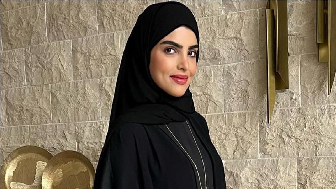 سارة الودعاني تحضر وجبة الفطور لوالدها على متن الطائرة.. فيديو