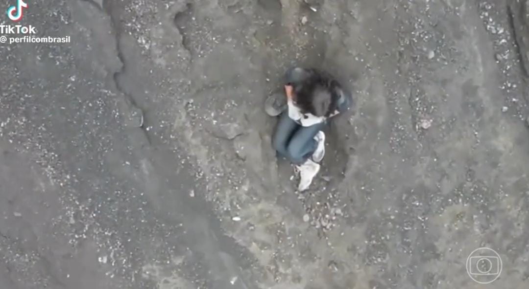 مشهد مروع لسقوط راقصة برازيلية في فوهة بركان بإندونيسيا .. فيديو