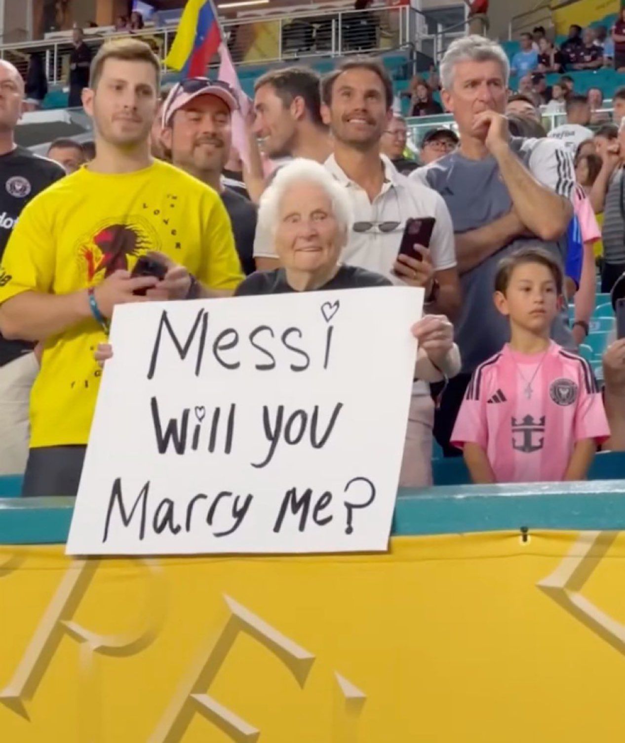 مشجعة مسنة تطلب الزواج من ميسي داخل المدرجات