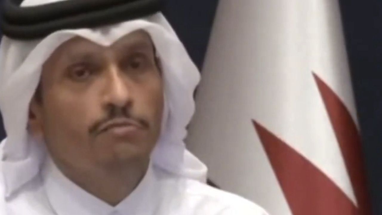 مقطع طريف لرئيس الوزراء القطري :الناس اللي ما داوموا ويتحججون بسالفة الحرب بنحاسبهم
