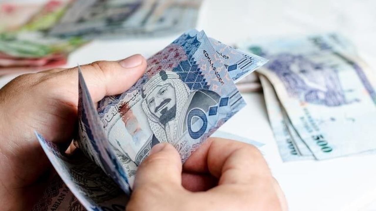 خبير مالي يكشف كيف تحافظ على راتبك من التبخر في أول الشهر .. فيديو