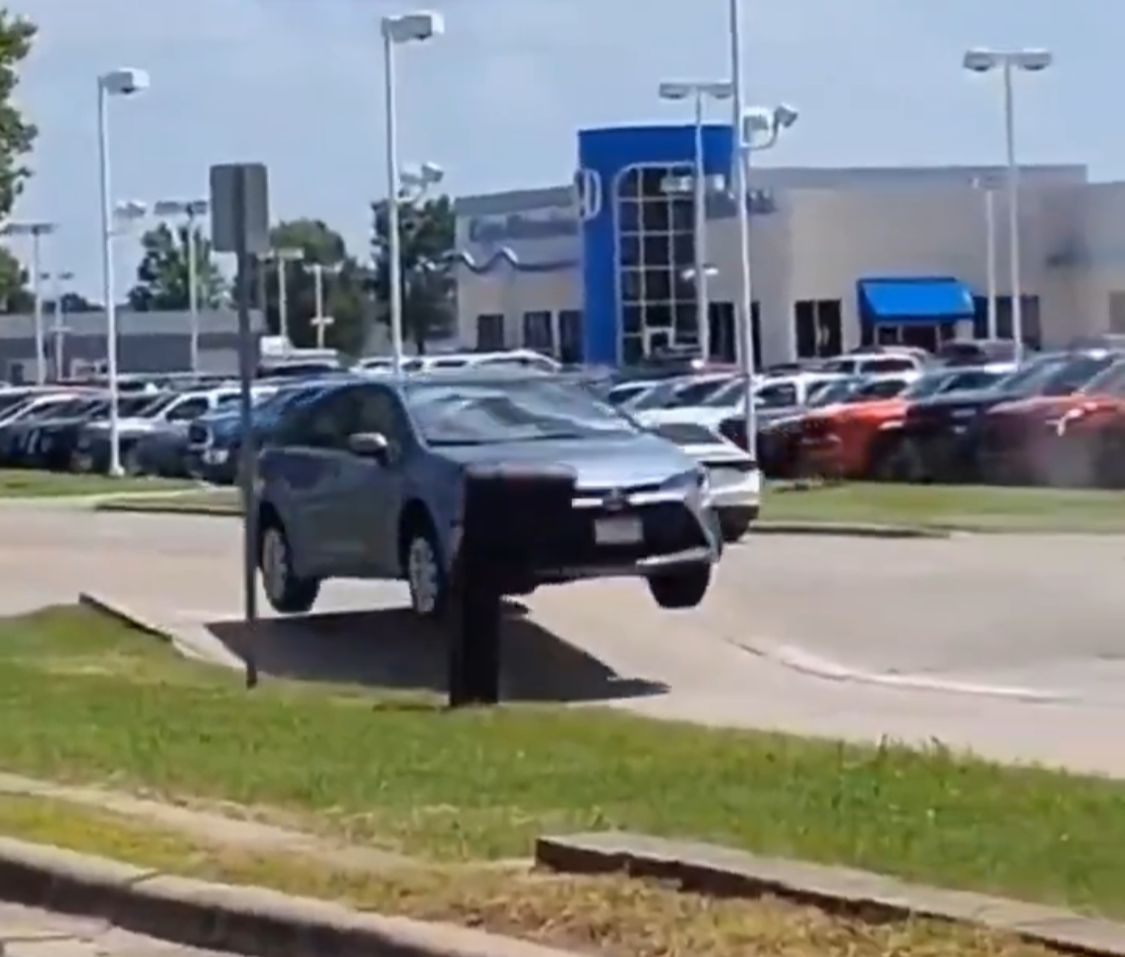 سيارة تحلق في الهواء بسبب تموج الطريق من شدة الحرارة .. فيديو