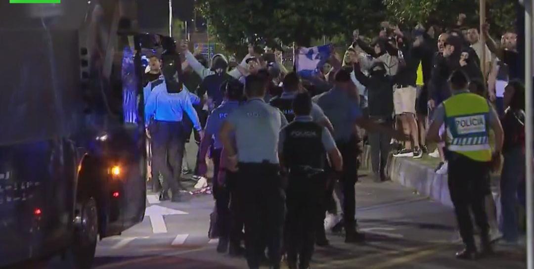 جماهير بورتو تهاجم بعثة الفريق بسبب الخروج من كأس العالم للأندية..صور