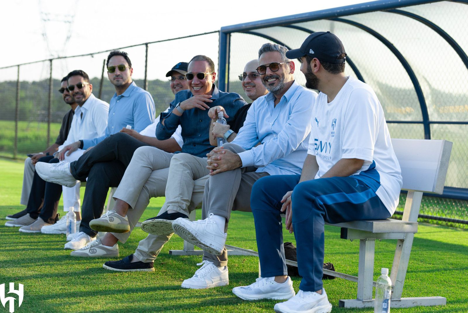 نافورة مياه تهاجم بن نافل خلال التدريبات وضحكاته تنعش أجواء الحماس .. فيديو