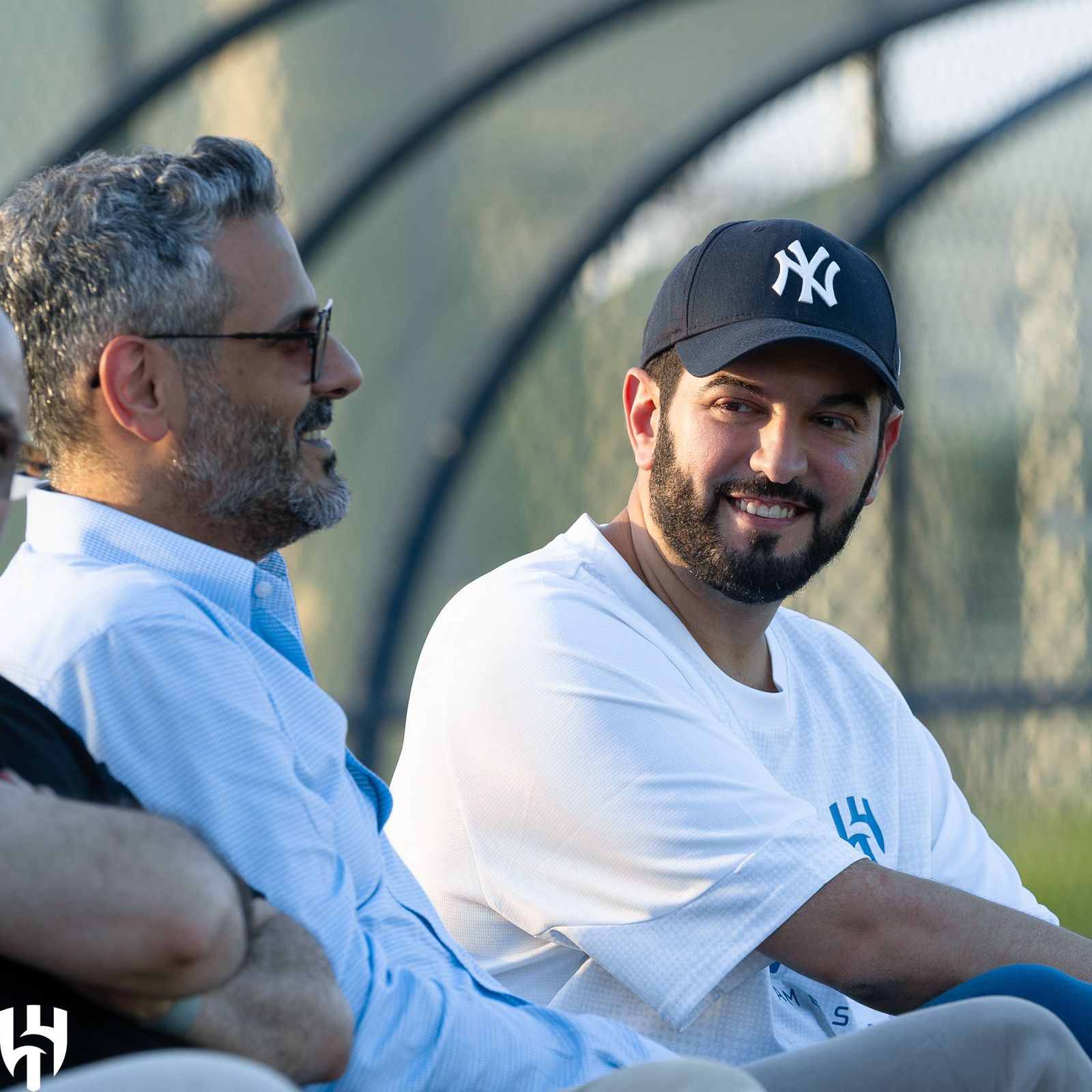 نافورة مياه تهاجم بن نافل خلال التدريبات وضحكاته تنعش أجواء الحماس .. فيديو