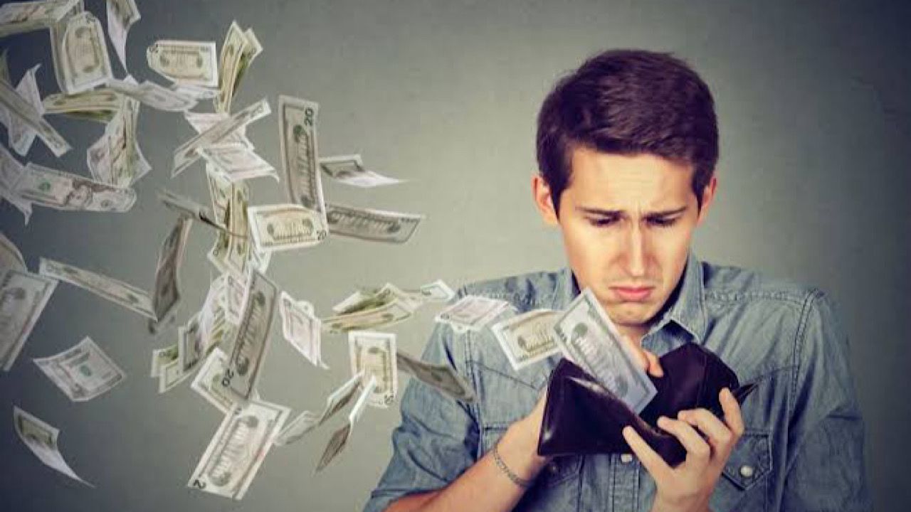 مختص: الخطوة الأولى للتخلص من الديون هي عدم زيادتها..فيديو
