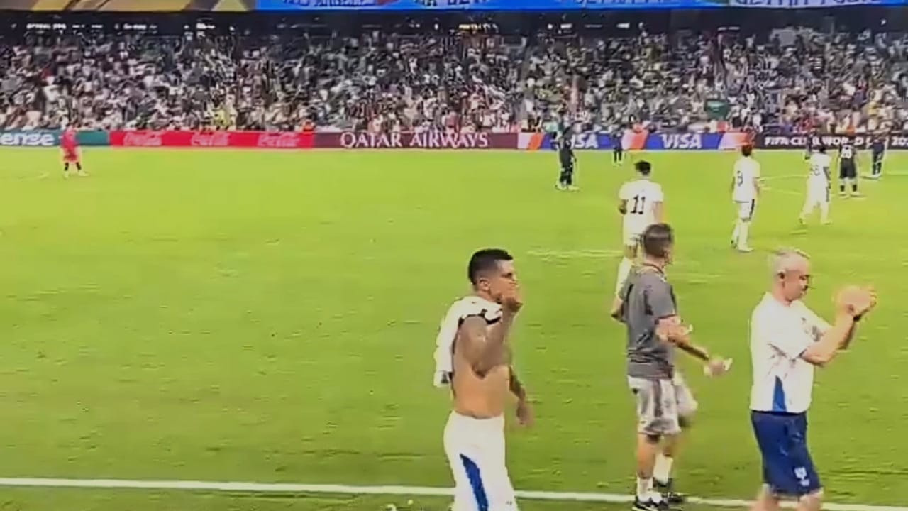 كانسيلو يطمئن الدكة بعد هدف ليوناردو: ما فيها تسلل  ..  فيديو