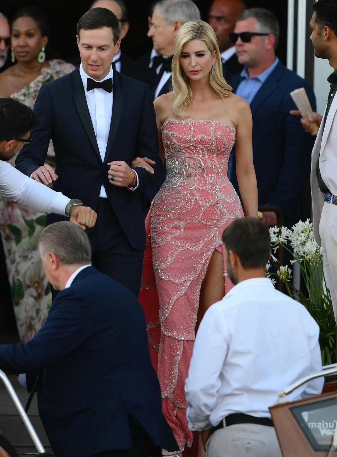 إيفانكا ترامب وزوجها يخطفان الأنظار بأناقتهما في حفل زفاف جيف بيزوس ..صورة