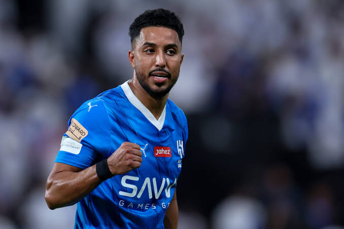 الدوسري يرفع شعار الهلال من الأرض بعد فوز &#8220;الزعيم&#8221; الكبير.. فيديو