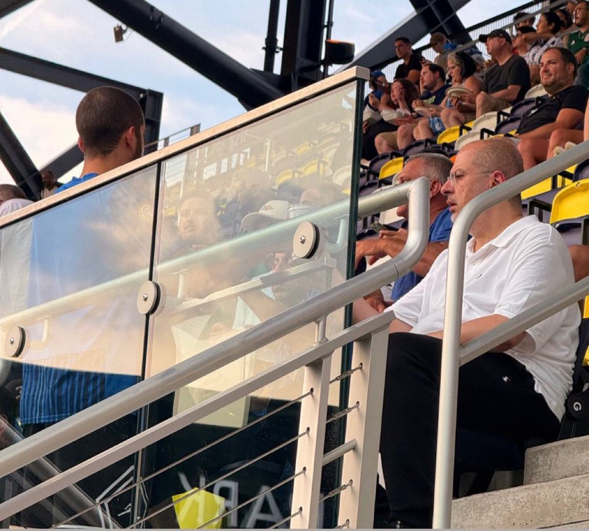 الأمير عبدالله بن مساعد يدعم الهلال من المدرجات وسط أجواء حماسية