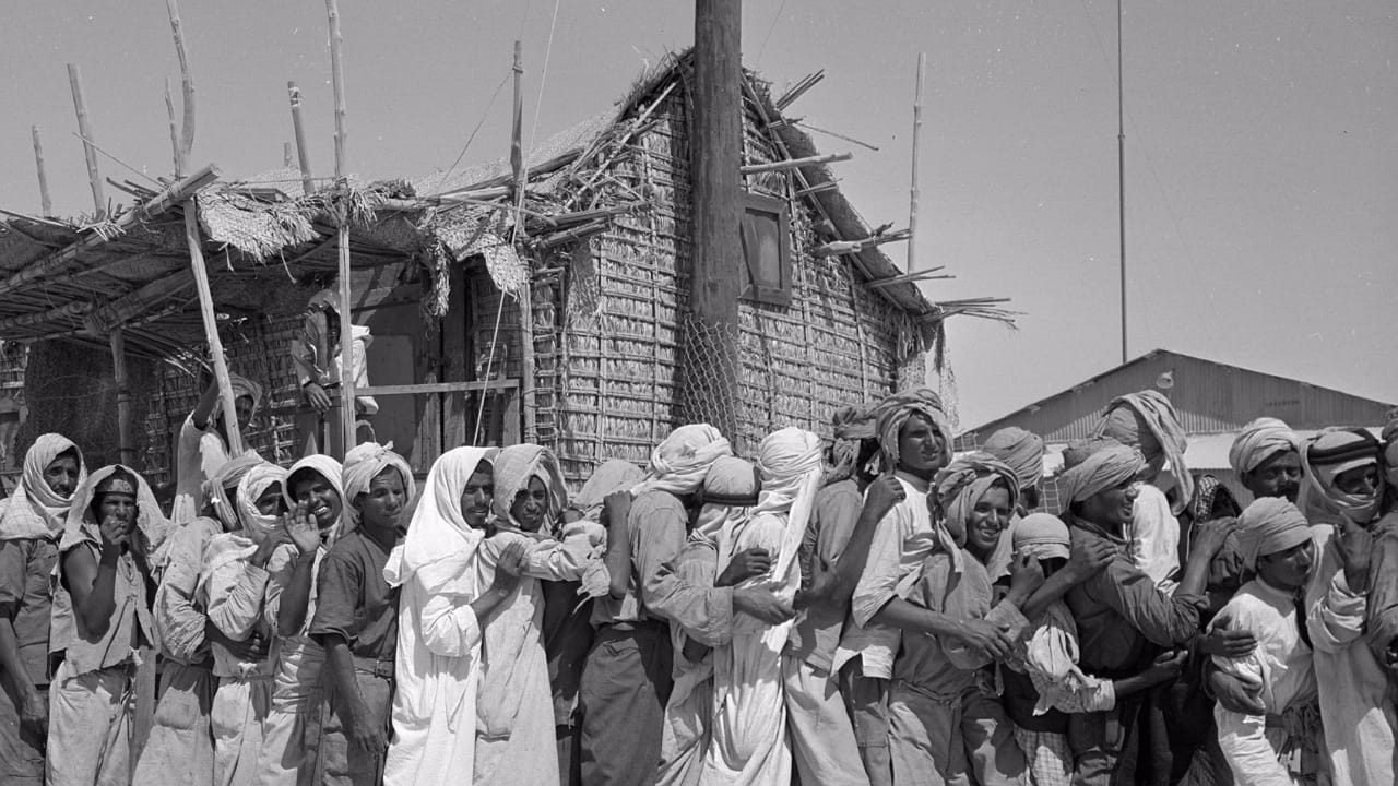 صورة نادرة توثق تسليم الرواتب لموظفي أرامكو قبل 78 عامًا