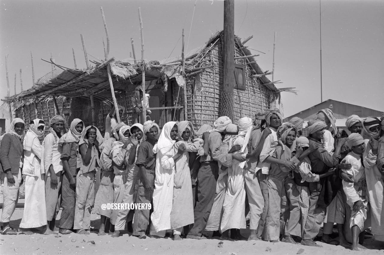 صورة نادرة توثق تسليم الرواتب لموظفي أرامكو قبل 78 عاما