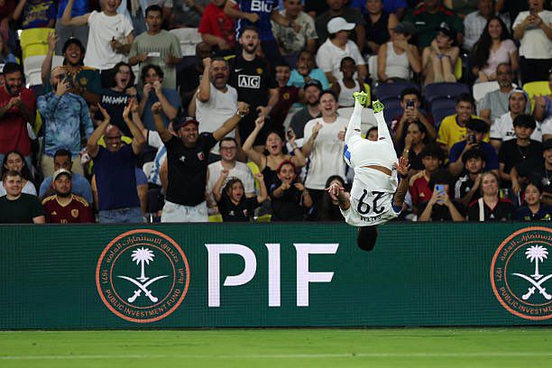 سالم الدوسري يتجاوز أبوتريكة ويقترب من ميسي ورونالد